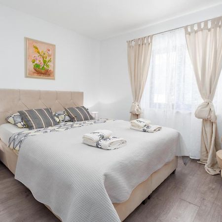 Alex Deluxe Apartments On Beach Porec Esterno foto