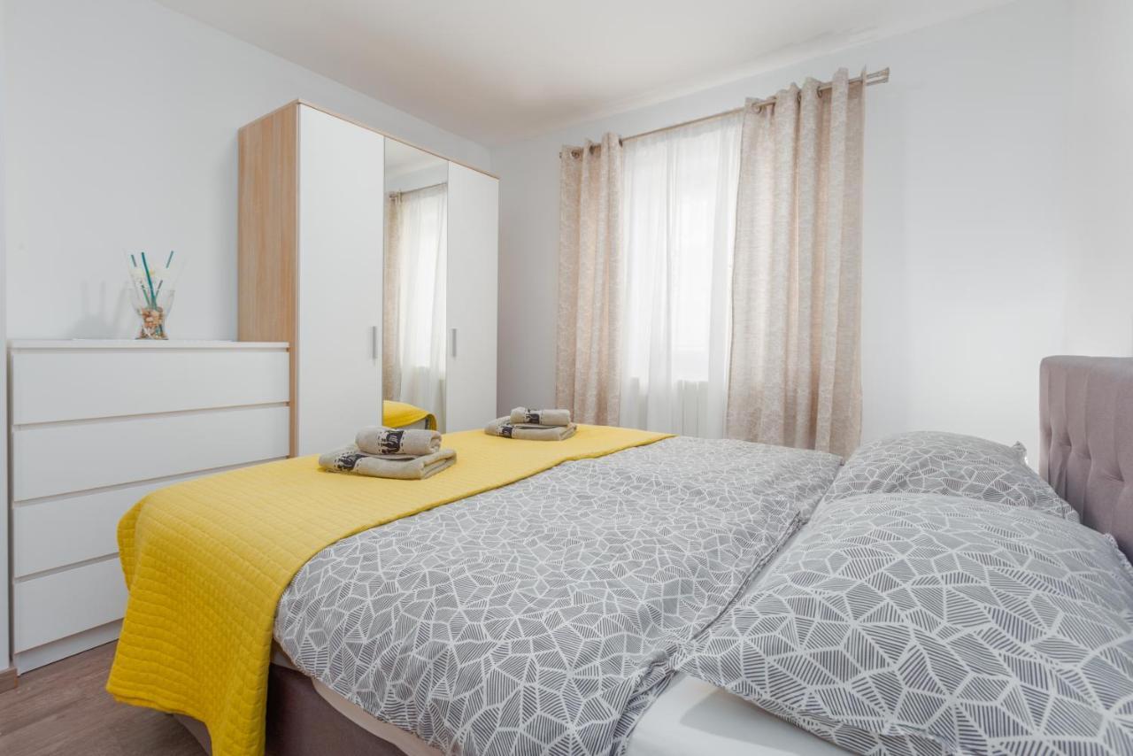 Alex Deluxe Apartments On Beach Porec Esterno foto