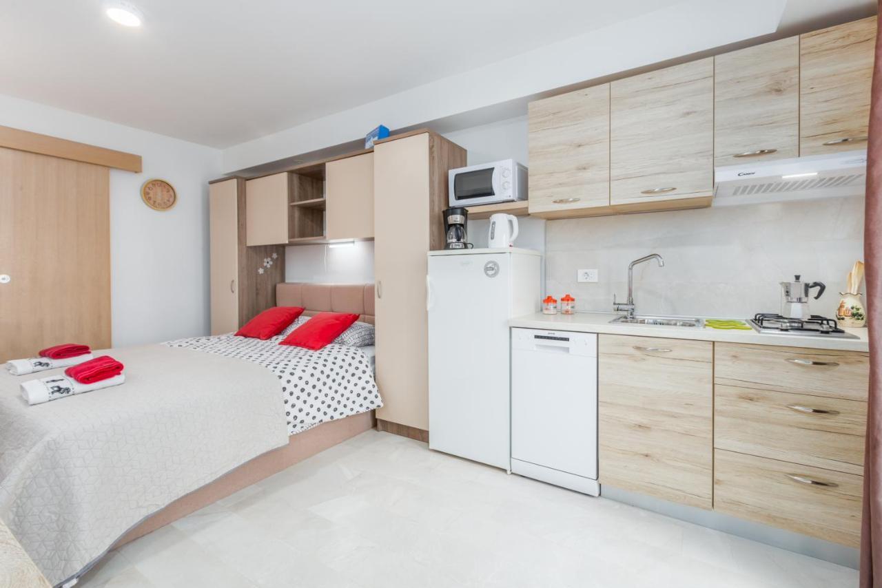 Alex Deluxe Apartments On Beach Porec Esterno foto