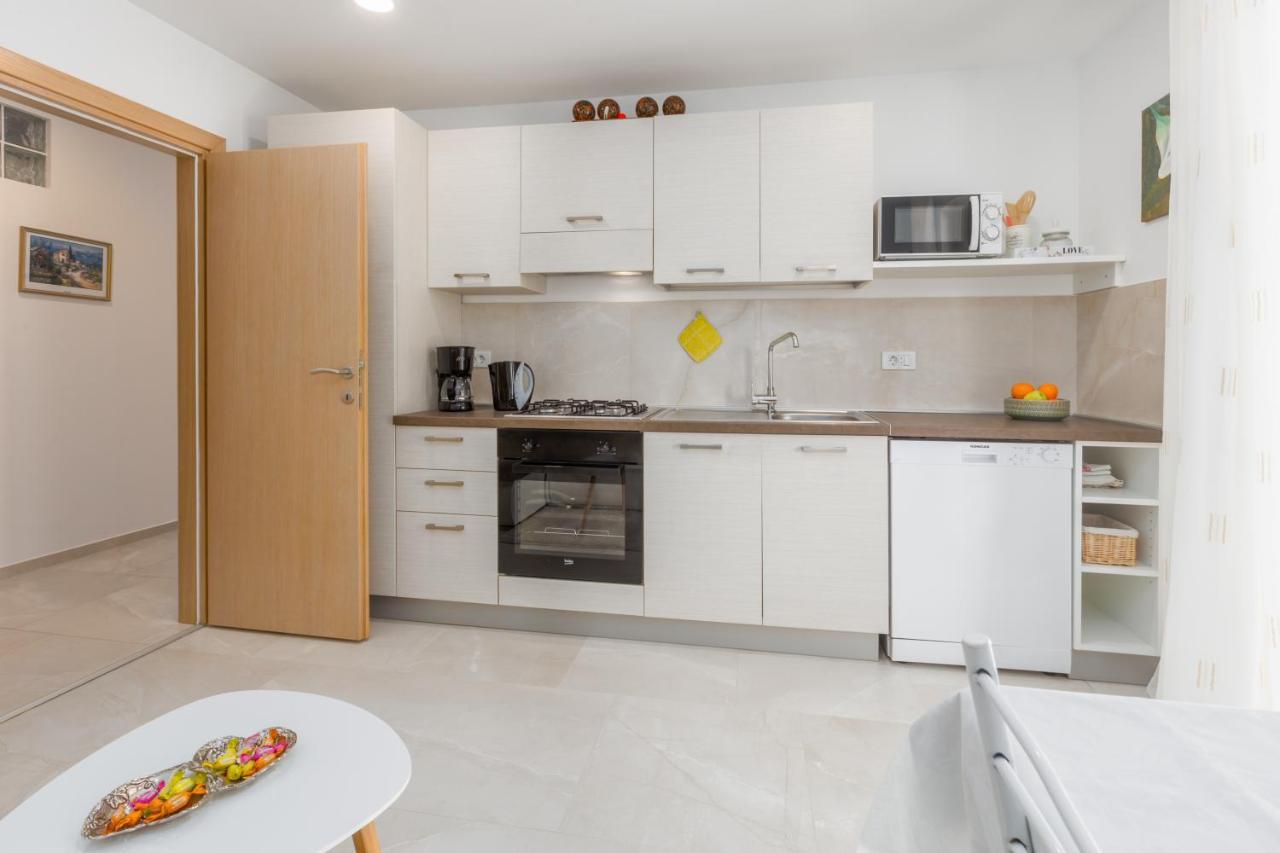 Alex Deluxe Apartments On Beach Porec Esterno foto