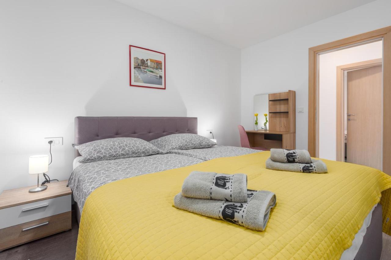 Alex Deluxe Apartments On Beach Porec Esterno foto