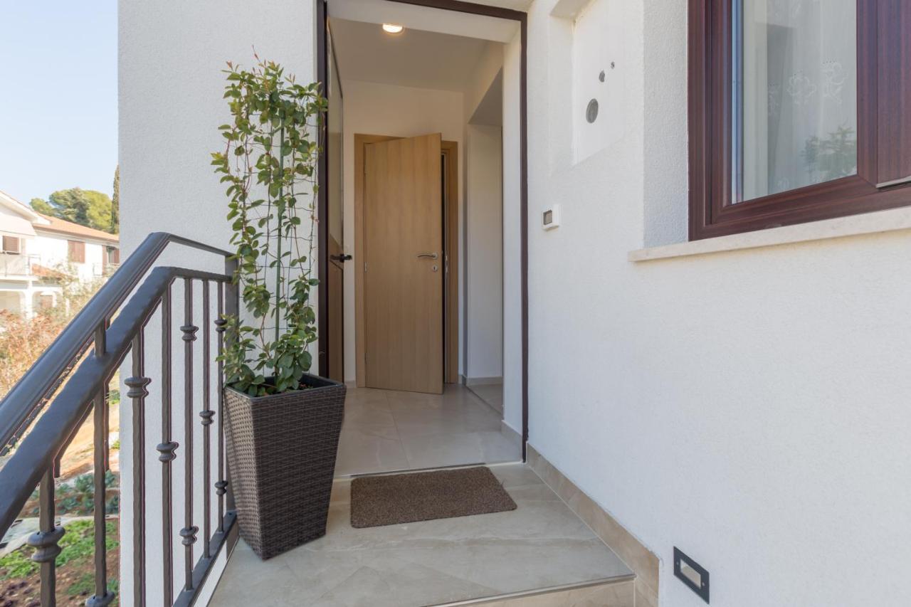Alex Deluxe Apartments On Beach Porec Esterno foto