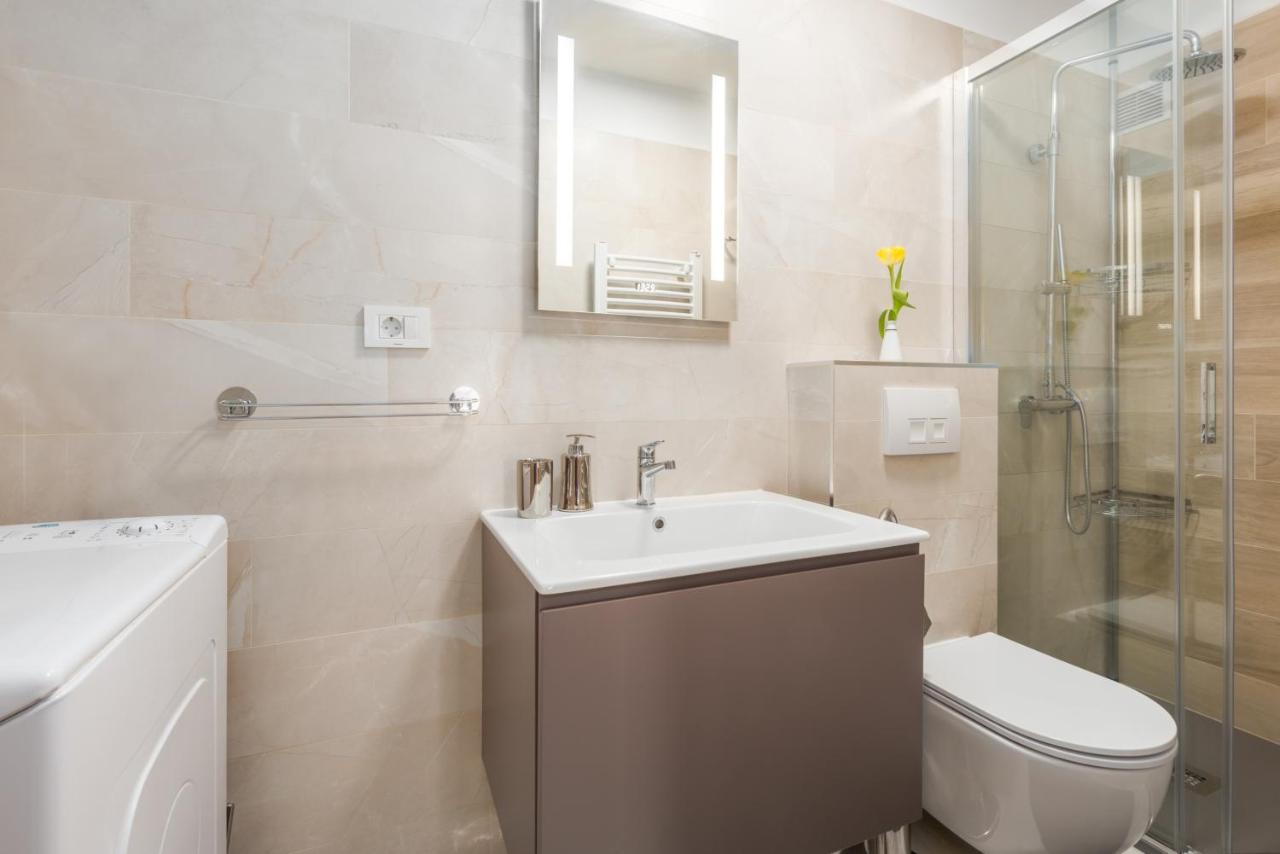 Alex Deluxe Apartments On Beach Porec Esterno foto