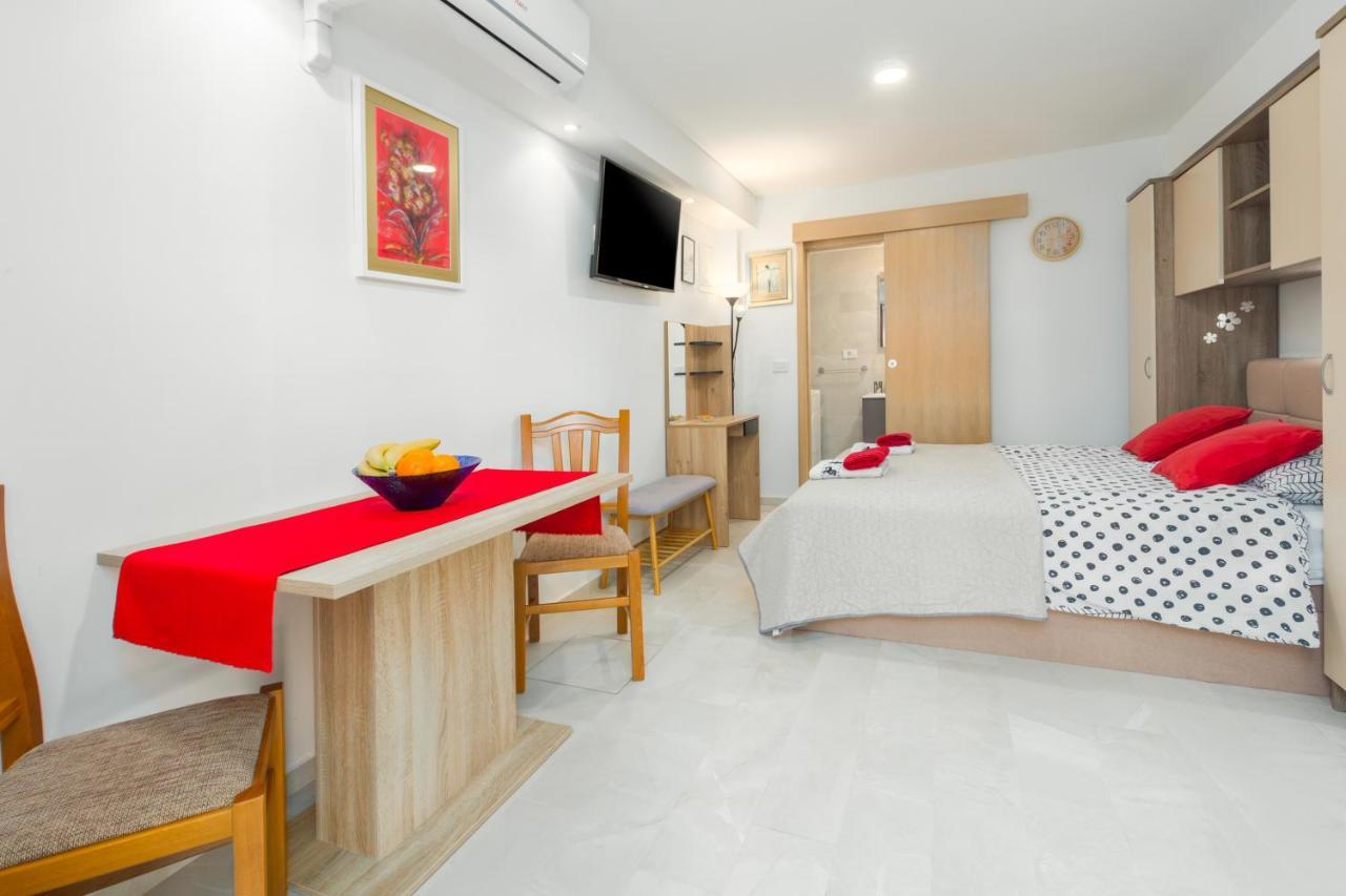 Alex Deluxe Apartments On Beach Porec Esterno foto