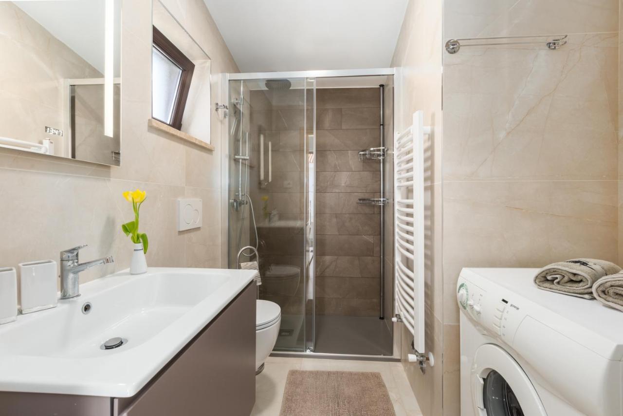 Alex Deluxe Apartments On Beach Porec Esterno foto